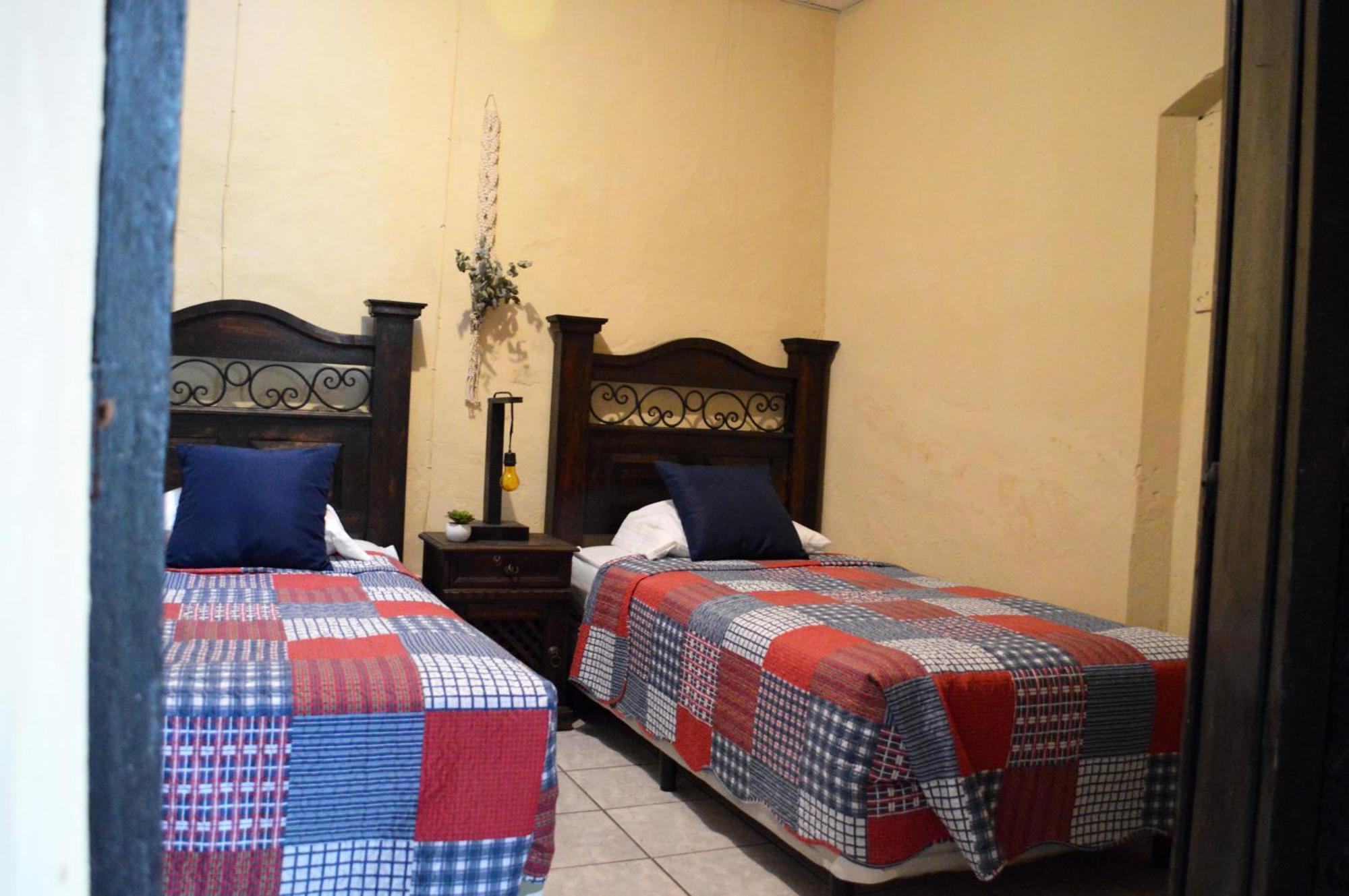 Ave Del Paraiso Guest House Antigua Exterior photo