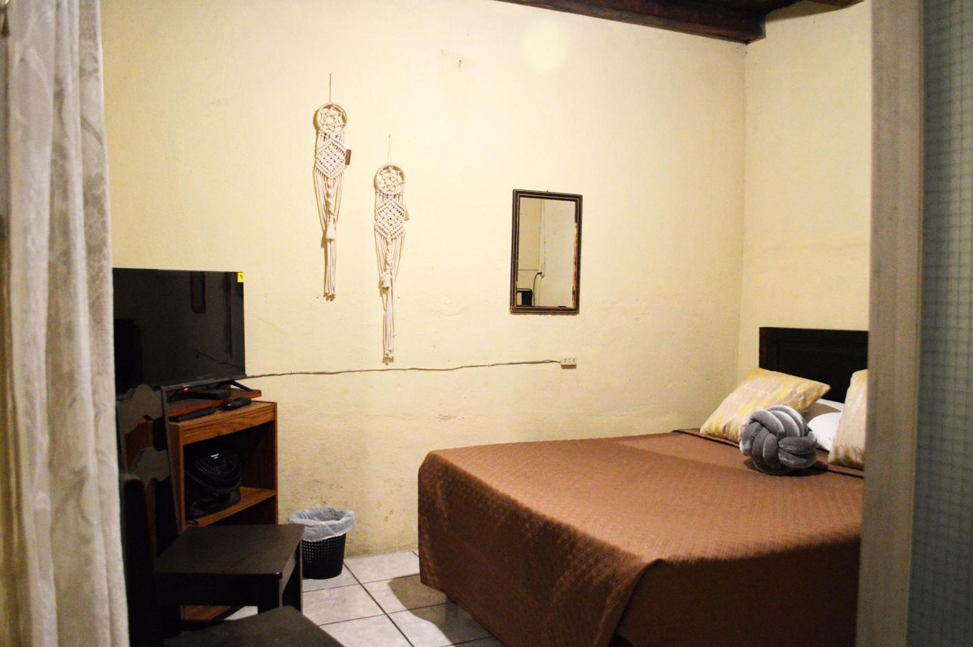 Ave Del Paraiso Guest House Antigua Exterior photo